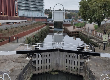 Flood gates