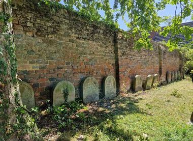 © Alan Olive   Quaker Burial Ground