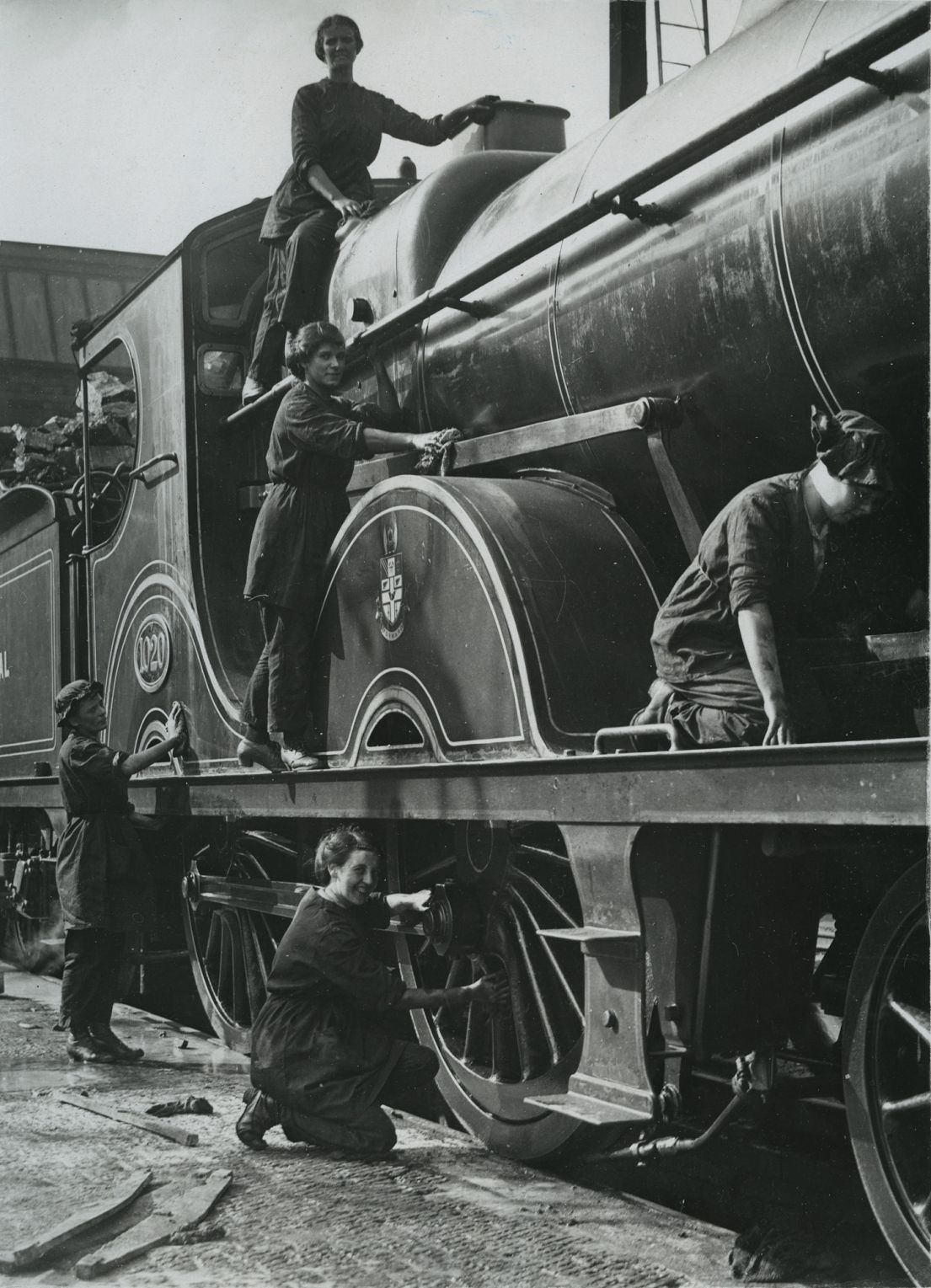 WomenCleaningLocomotive_Midlands_c2.UBCLibraryDigitizationCentre