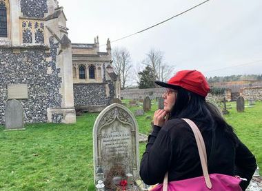 Photograph of Sundeep Braich at the Maharaja’s grave © Andrew Caddell, 2022. Used with permission.